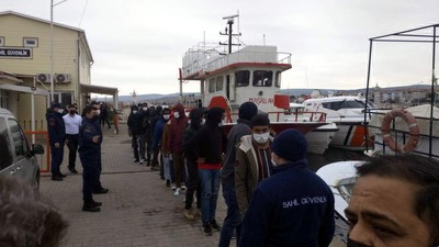 Çalıntı tekneyle göçmen kaçakçılığı! Kullanmayı öğretip kaçtılar