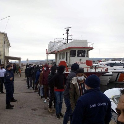 Çalıntı tekneyle göçmen kaçakçılığı! Kullanmayı öğretip kaçtılar