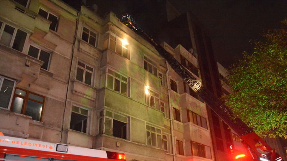 Taksim'de metruk binada yangın paniği!