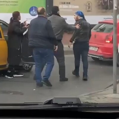 Yol kavgasına taksideki yolcu da dahil olunca ortalık karıştı!