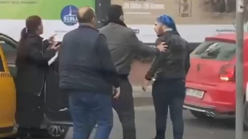 Yol kavgasına taksideki yolcu da dahil olunca ortalık karıştı!
