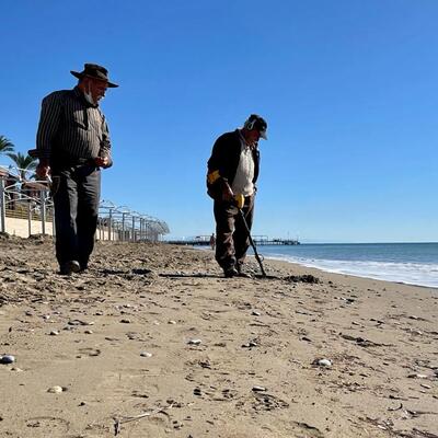 Yer: Antalya... Dedektörle arıyorlar