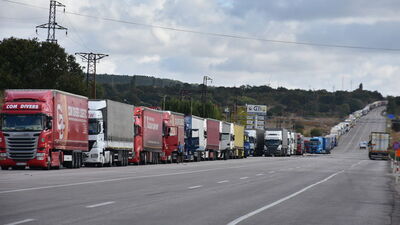 Sınırda 11 kilometrelik kuyruk! 3 gündür bekliyorlar