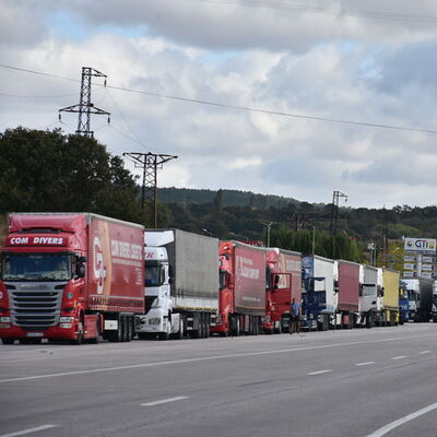 Sınırda 11 kilometrelik kuyruk! 3 gündür bekliyorlar