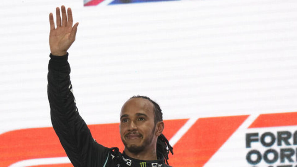 Hamilton puan farkını 8'e indirdi