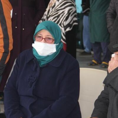 Baba ve kızı bir yıl arayla koronavirüse yenildi