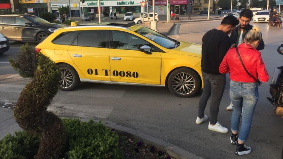 Taksici fenalaştı! Müşteriler şoka girdi!