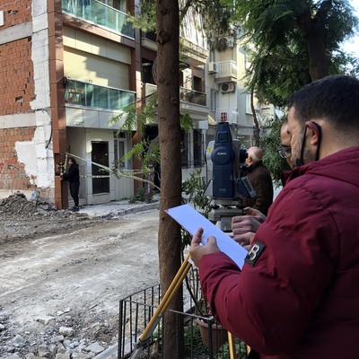 İzmir'de faciadan dönüldü! Binanın temeli oyuldu