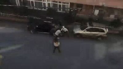 Telefona bakmadı diye darbedildi!