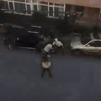 Telefona bakmadı diye darbedildi!