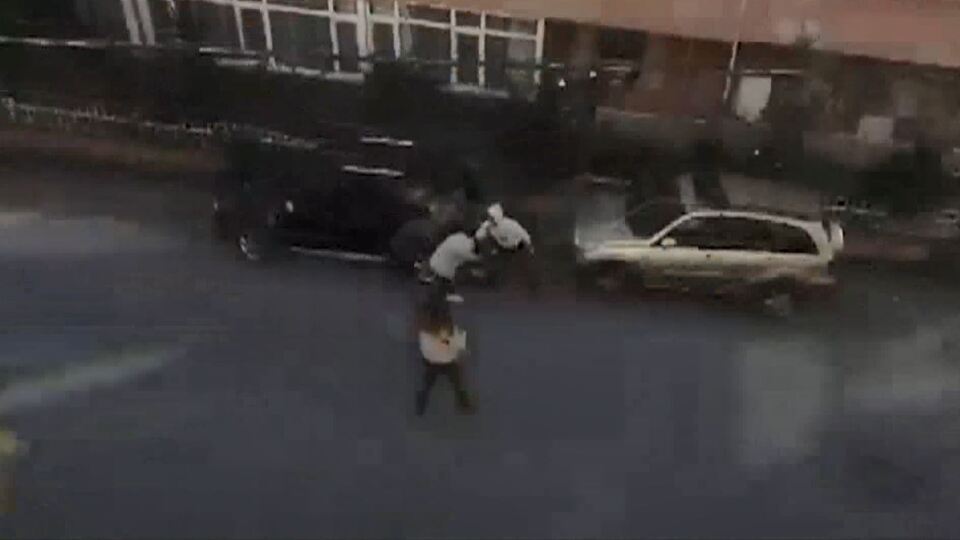 Telefona bakmadı diye darbedildi!