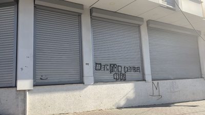 Kızlarını eve gönderip karısını öldürdü!