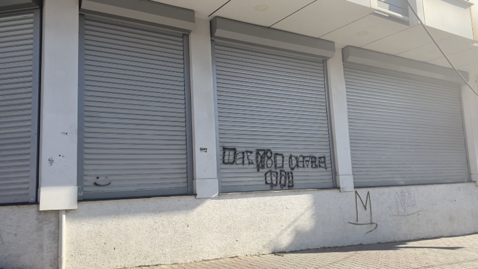 Kızlarını eve gönderip karısını öldürdü!