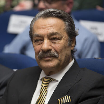 Kadir İnanır'dan haber var