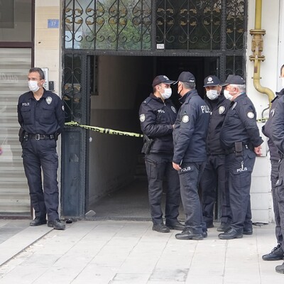 Evlat dehşeti! Annesini öldürdü, babasını yaraladı!