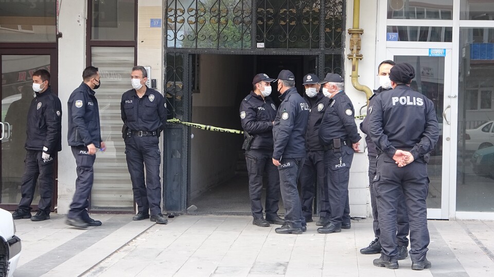 Evlat dehşeti! Annesini öldürdü, babasını yaraladı!