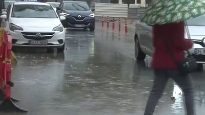 Beklenen yağış İstanbul'a geldi!