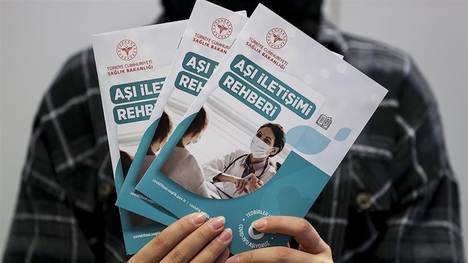 Covid-19 aşısını erteleyenler Aşı İletişimi Rehberi'ndeki adımlara göre bilgilendirilecek