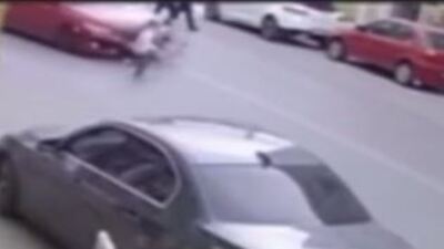 Anne babalar dikkat! Bir anda yola fırladı! Korkunç olay kamerada!