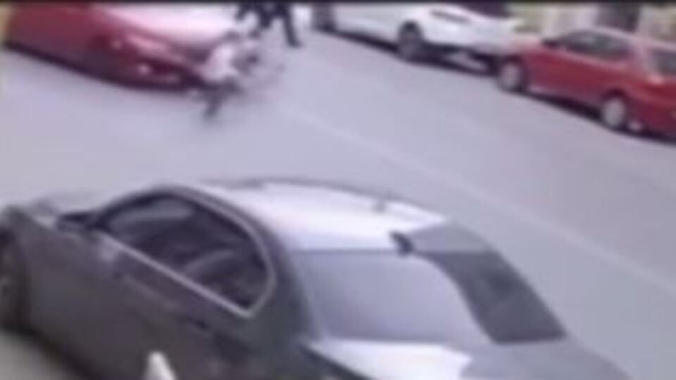 Anne babalar dikkat! Bir anda yola fırladı! Korkunç olay kamerada!