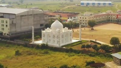 Tac Mahal'in kopyası! Eşi için yaptırdı...