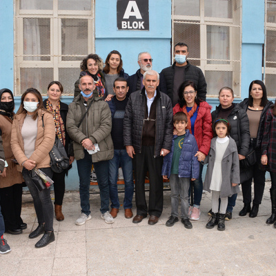 Mezun ettiği 26 eski öğrencisiyle aynı okulda öğretmenlik yapıyor