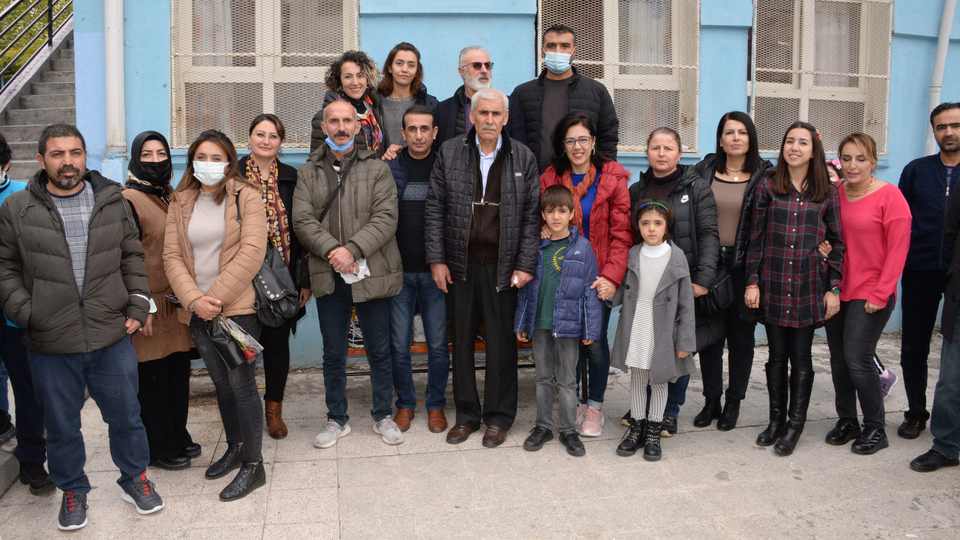 Mezun ettiği 26 eski öğrencisiyle aynı okulda öğretmenlik yapıyor