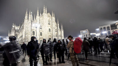 Vakalar artıyor: Bir ülkede daha aşısızlara kısıtlama!