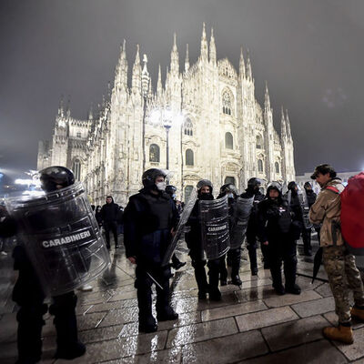Vakalar artıyor: Bir ülkede daha aşısızlara kısıtlama!