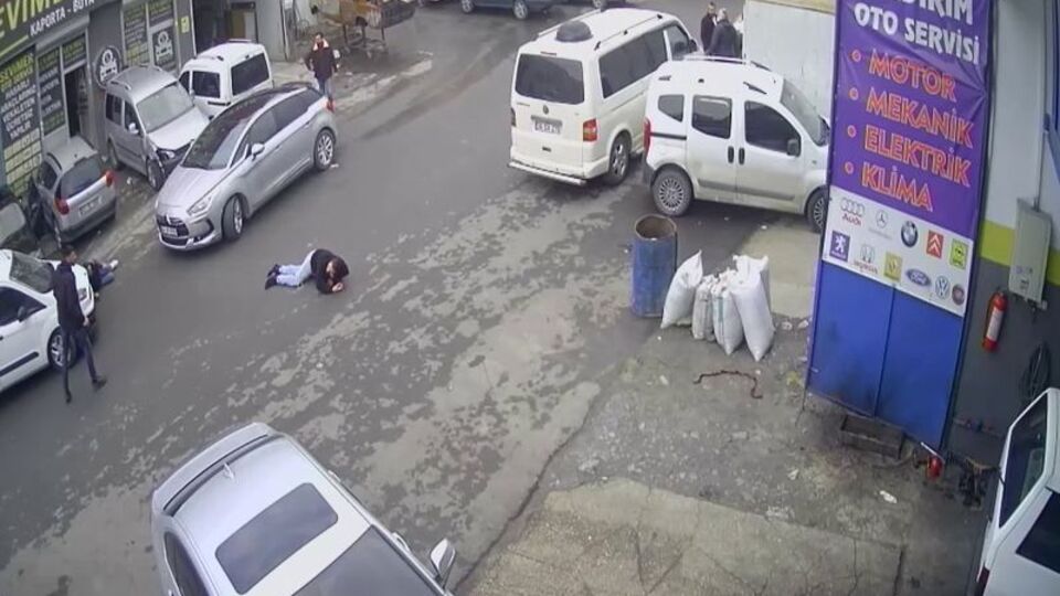 İstanbul'da dehşet! Kurşun yağdırıp tekmelediler!