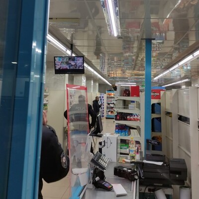 Market çalışanlarını satırla rehin almak istedi!