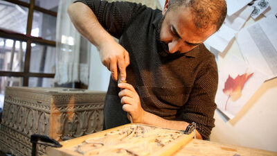 İğneyle kuyu kazar gibi ahşaba hayat veriyor