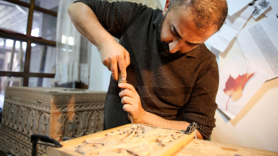 İğneyle kuyu kazar gibi ahşaba hayat veriyor