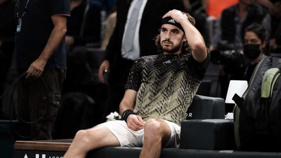 Tsitsipas dirseğinden ameliyat edildi