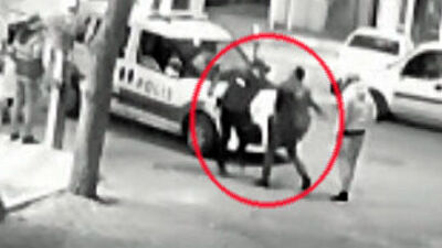 Polisi sırtından bıçakladı! Bacağından vuruldu!