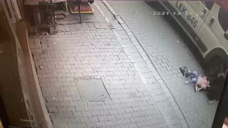 Kahreden ölüm! Minik Vedat okul servisinin altında kaldı!