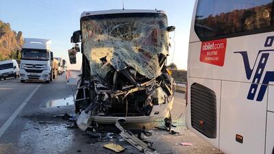 Yolcu otobüsü tırlara çarptı! Hostes öldü, 35 kişi yaralandı