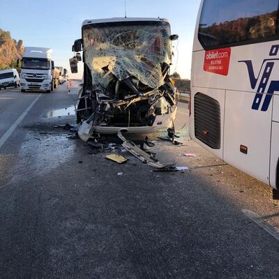 Yolcu otobüsü tırlara çarptı! Hostes öldü, 35 kişi yaralandı