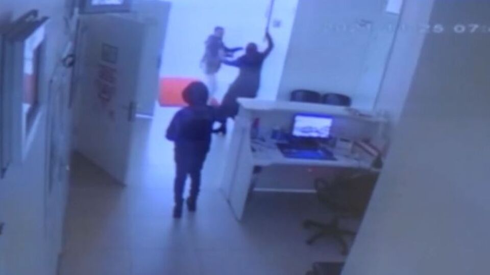 Kadın hasta, "Kilo ver" diyen doktoru bıçakladı!