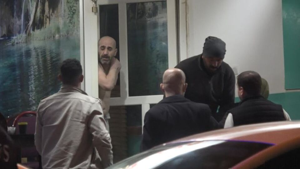 Polise saldırdı! Kahvehanede dehşet!