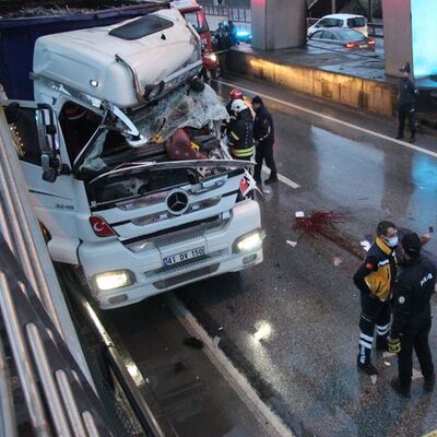 Köprüden düştü! TIR'lar birbirine girdi!