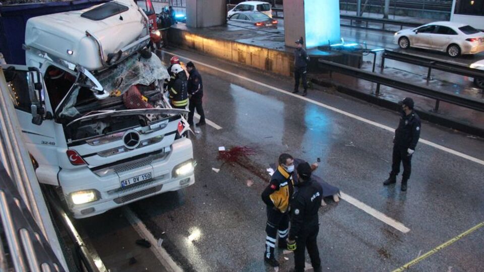 Köprüden düştü! TIR'lar birbirine girdi!