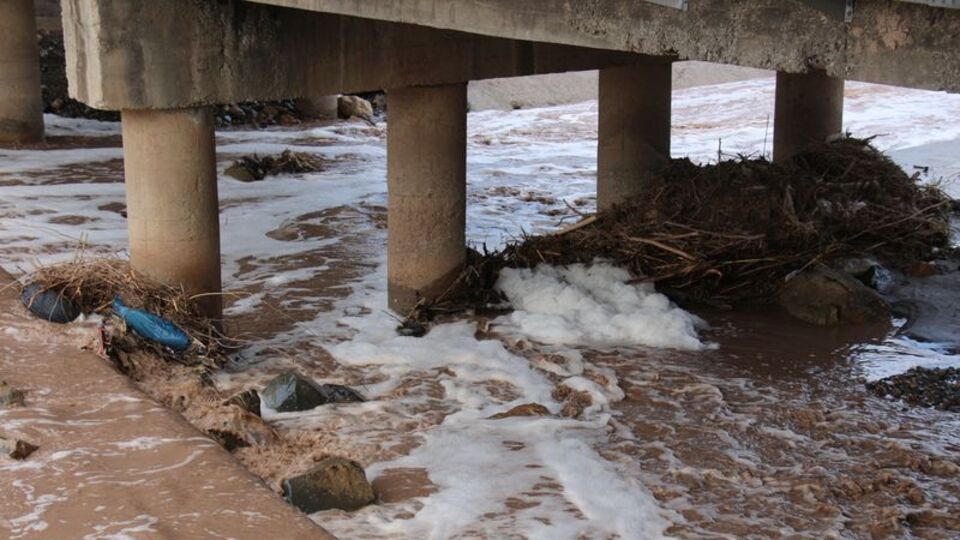 Oltu Çayı yine köpürdü!