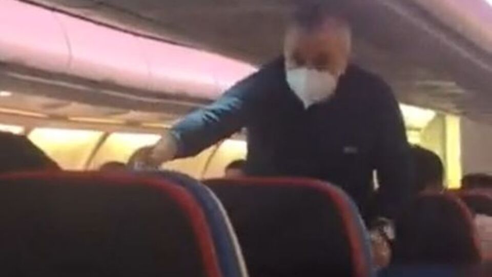 O anlar kamerada! Uçakta kalp krizi!