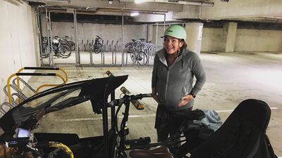 Yeni Zelandalı siyasetçi bisikletle doğuma gitti!