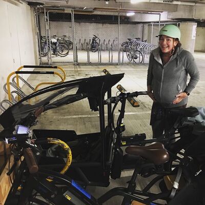 Yeni Zelandalı siyasetçi bisikletle doğuma gitti!