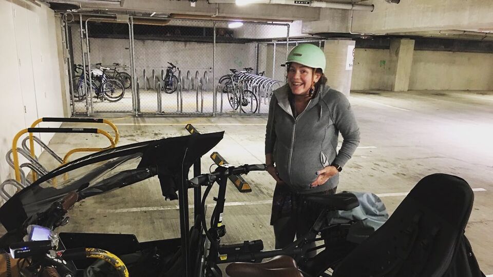 Yeni Zelandalı siyasetçi bisikletle doğuma gitti!