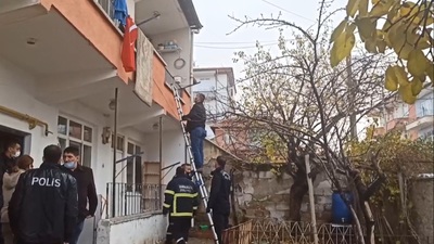 Korku dolu anlar! Ailesini rehin aldı