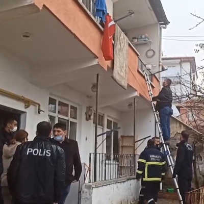 Korku dolu anlar! Ailesini rehin aldı