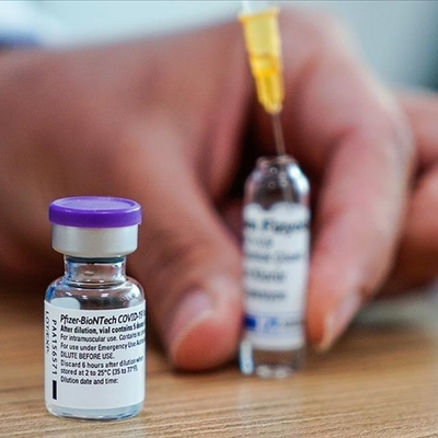 "BioNTech-Pfizer'in aşısını varyantlara karşı uyarlaması gerekiyor"